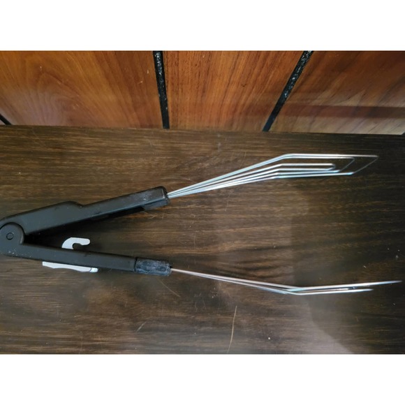 Black Handle Flipper/Tongs for Fish, Deep Frying - Locks - Picture 8 of 9
